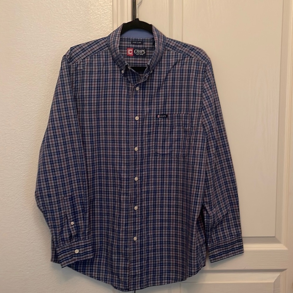 CHAPS Men’s button down shirt with front pocket Size M